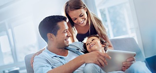 PRIMAGAS - Privatkunden - Familie, Mann, Frau, Kind, glücklich, iPad