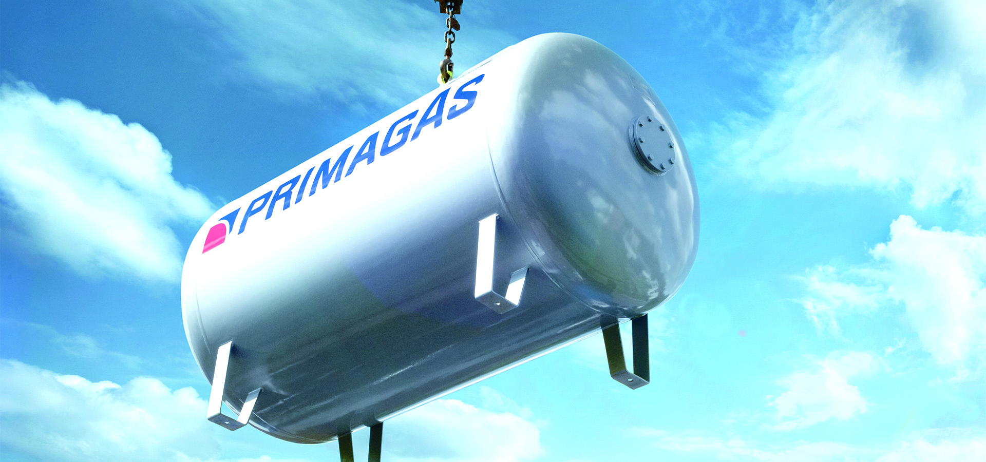 PRIMAGAS - Das Unternehmen, Tank am Kran mit blauem Himmel