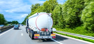 PRIMAGAS - Was ist Flüssiggas - Flüssiggas-Tankwagen fährt auf einer Autobahn