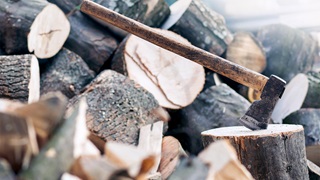 PRIMAGAS - Wechsel von Holz zu Flüssiggas - Scheitholz, Holz, Beil, Hackbeil, Holzklotz