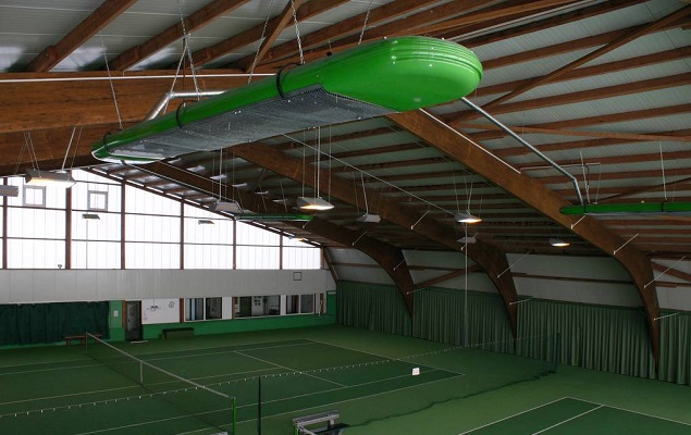 Flüssiggasbetriebene Hallenheizung in einer Tennishalle