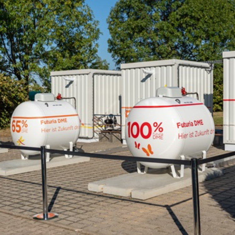 Bildauschnitt der Dimethylether-Testanlage mit zwei Tanks in Kesselsdorf