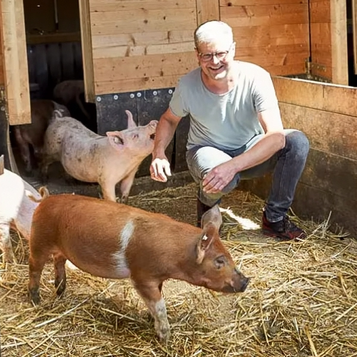 PRIMAGAS Futuria - Propan, Referenz, Bio Hof May, Herr May mit seinen Schweinen