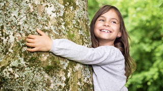 PRIMAGAS - Klimaneutralität - Mädchen umarmt Baum