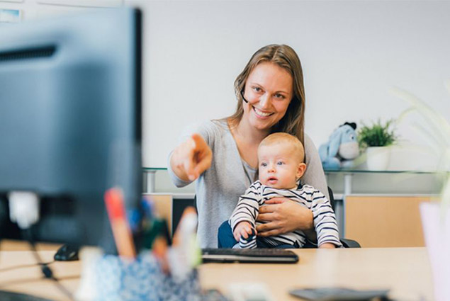 Frau mit Kind arbeitet von zu Hause aus