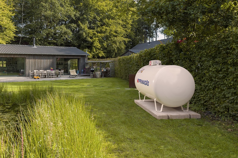 PRIMAGAS - Pressebild - Biogenes Flüssiggas, BioLPG, Privat Haus, oberirdischer Tank im Garten; 2021