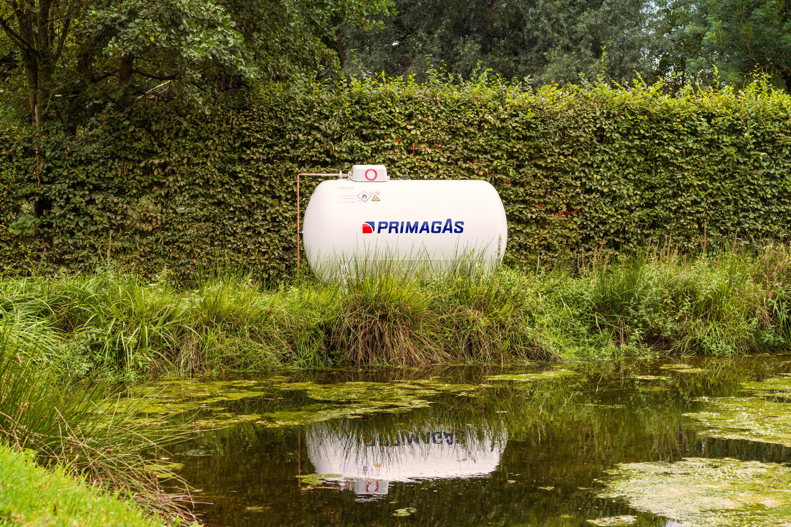 PRIMAGAS - Tank, Flüssiggasbehälter an einem See