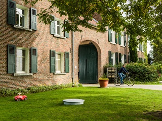 PRIMAGAS - Pressemitteilung,  Von Erdgas auf Flüssiggas wechseln, Tank vor Mehrfamilienhaus