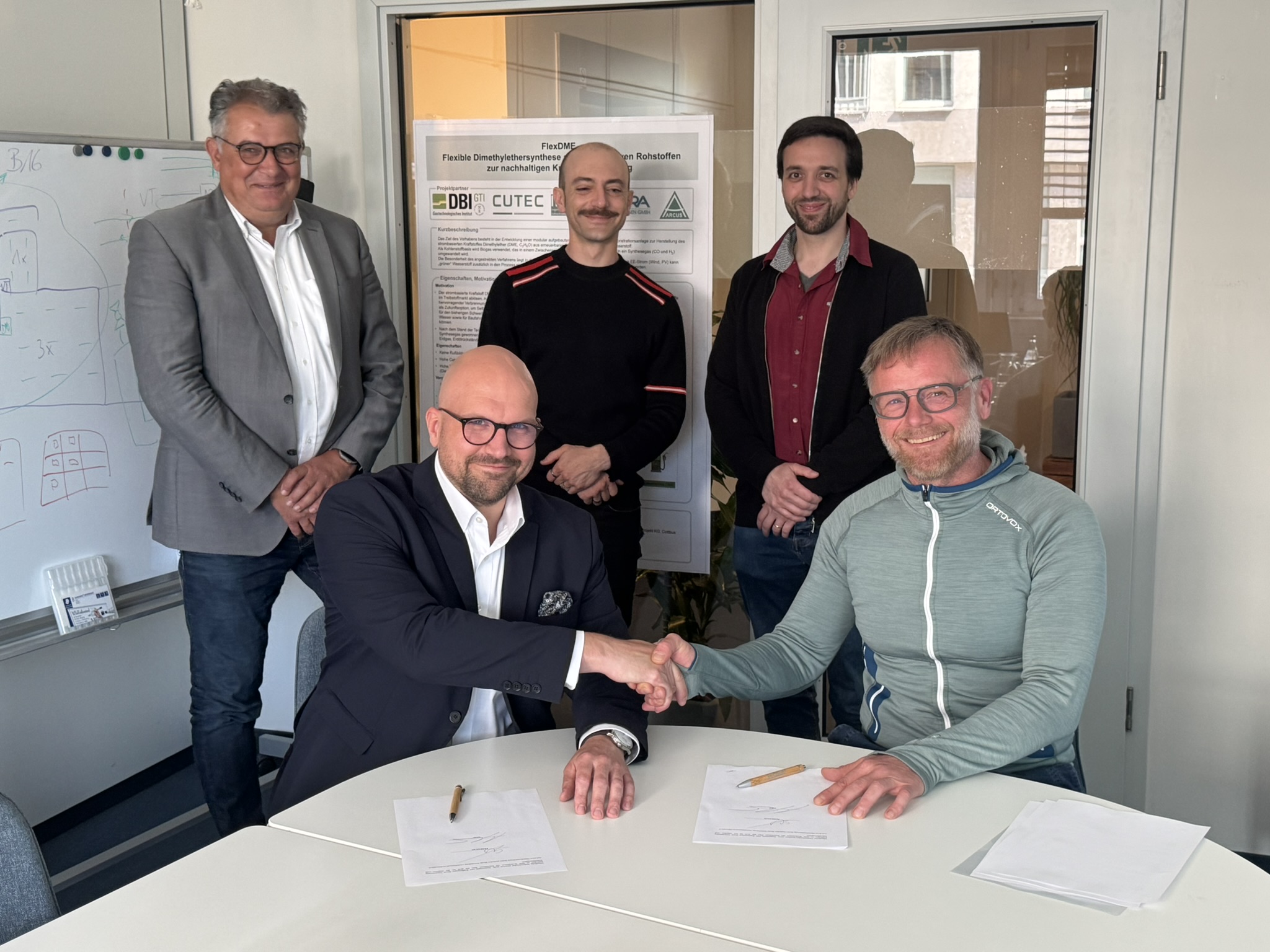  	Die Unterzeichnung des Letters of Intent heute in Berlin (v.l.n.r.): Thomas Maus (Bereichsleiter Technik bei Primagas), Stefan Schmidt (Head of Sustainable Fuels & Public Affairs bei Primagas), Dimitrios Gavrilis (ARCUS), Andreas Caporale (ARCUS), Andre Werner (Geschäftsführer bei ARCUS). (Bild: PRIMAGAS) 