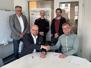  	Die Unterzeichnung des Letters of Intent heute in Berlin (v.l.n.r.): Thomas Maus (Bereichsleiter Technik bei Primagas), Stefan Schmidt (Head of Sustainable Fuels & Public Affairs bei Primagas), Dimitrios Gavrilis (ARCUS), Andreas Caporale (ARCUS), Andre Werner (Geschäftsführer bei ARCUS). (Bild: PRIMAGAS) 