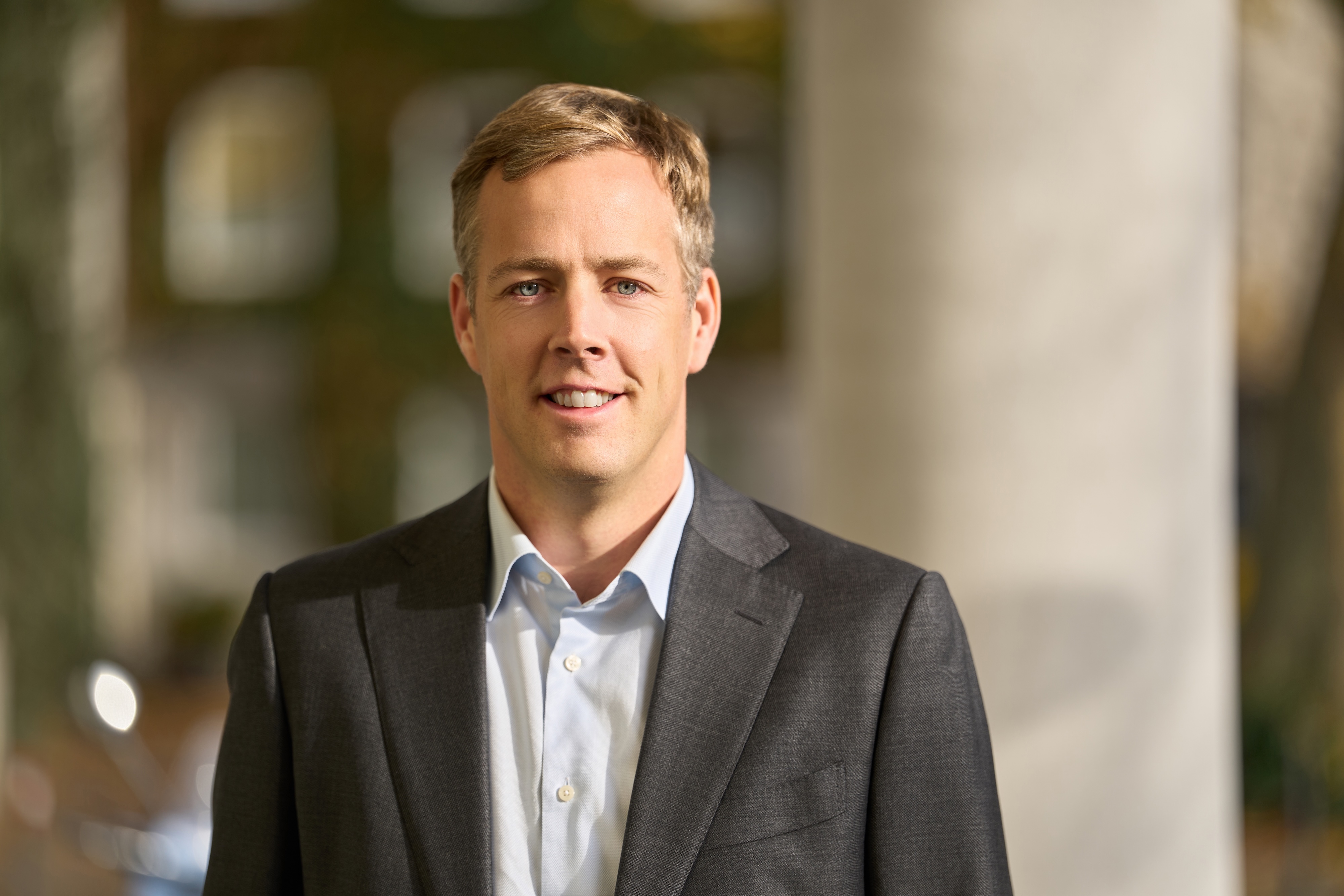 PRIMAGAS - Geschäftsführer Maarten Jan Oskam, Anzug, außen, Sonnenschein