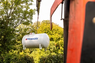 PRIMAGAS - Flüssiggastank beim Transport, angehoben am Krah hängend