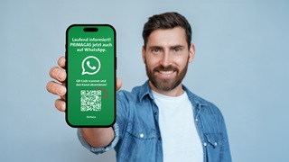 PRIMAGAS WhatsApp Kanal - Mann, mit Handy, QR-Code, 