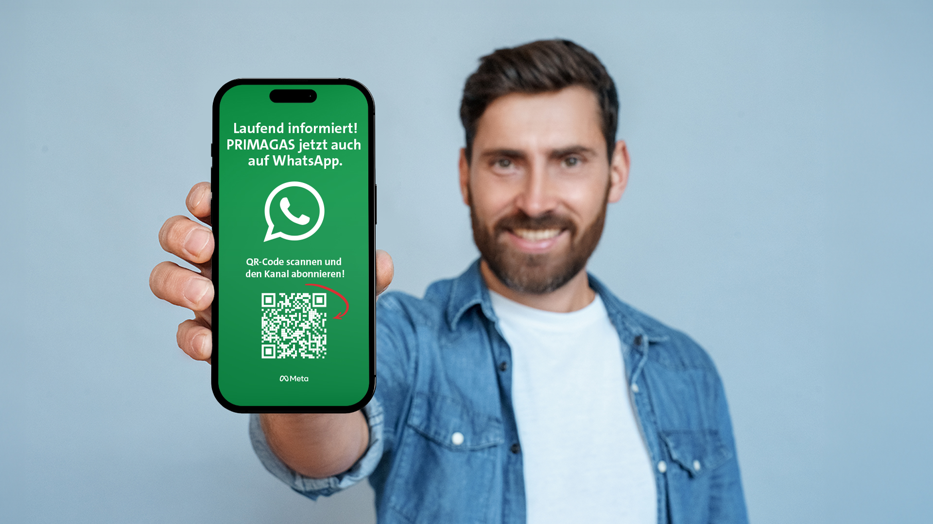 PRIMAGAS WhatsApp Kanal - Mann, mit Handy, QR-Code, 