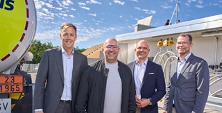 Eröffnung der europaweit ersten rDME-Lagerstätte der Flüssiggasbranche in Schwarzheide: Maarten Jan Oskam (Primagas), Daniel Gutmann (SpeziTrans), Stefan Schmidt (Primagas) und Christoph Grunert (Talke) (v.l.n.r.) bei der Inbetriebnahme der neuen Anlage (Bild: PRIMAGAS)