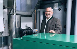 Ulrich Becker vor seinem Fluessiggas BHKW